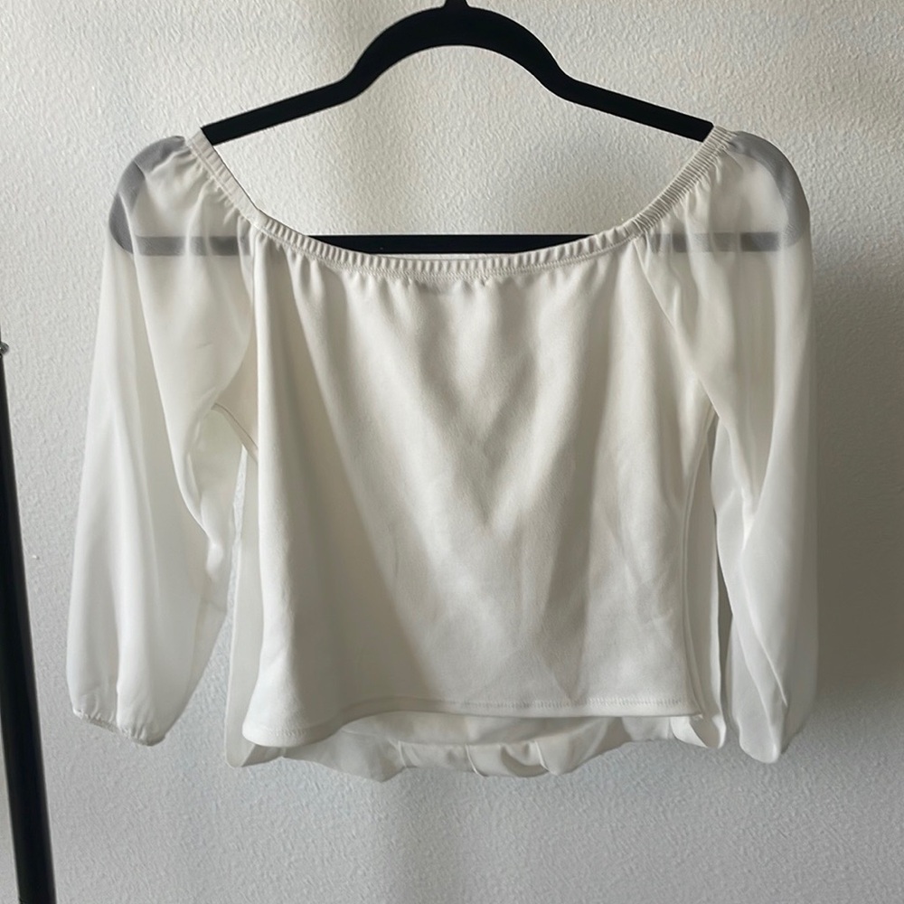 Beuatiful White Long-sleeve Top With Ruffled Pattern - Picture 2 of 4